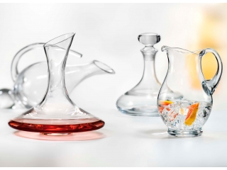 Decanters , pitchers , ice buckets